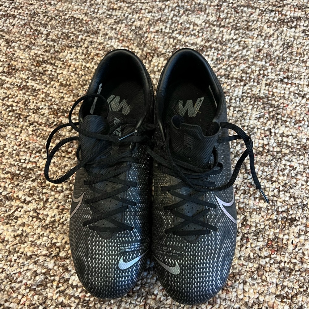 Men’s Size 6/Women’s Size 7.5 Nike Cleats